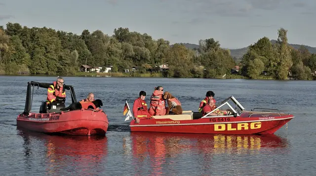 Suchhundeteam bei der Tiefenortung auf dem Schutterner Baggersee. | Foto: DLRG