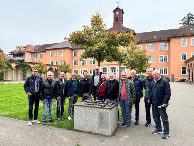 Die ehemaligen Rathauschefs mit Bürgermeister Andreas Kollefrath beim Illenaumodell vor dem Arkadenbistro: Bernd Siefermann (v. l.), Dieter Klotz, Wolfgang Reinholz, Klaus Muttach, Andreas Kollefrath, Dietmar Stiefel, Ewald Panther, Martin Albers, Klaus-Peter Mungenast, Arno Haiss, Reinhard Köstlin und Valentin Doll | Foto: Claudia Männle/Stadt Achern
