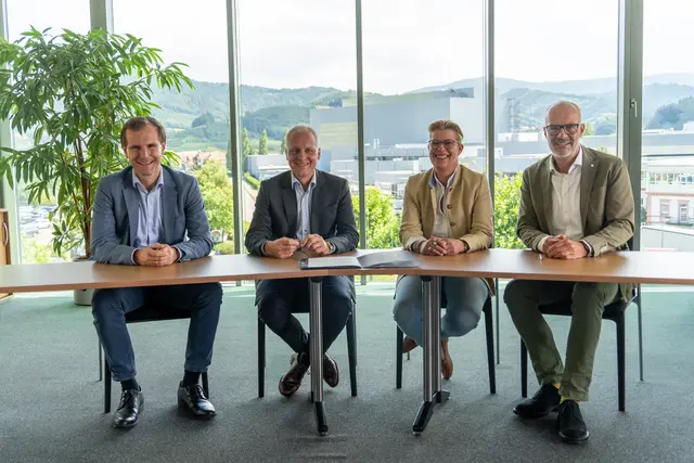 Henning Wieschemeyer (v. l.), Bereichsleiter Industriekunden bei Iqony Solutions, Norbert Schröder, Geschäftsführer bei Iqony Solutions, Birgit Hagebölling, Bereichsleiterin Technik und Betrieb bei Koehler Renewable Energy und Dr. Stefan Karrer, Vorstand Technik der Koehler-Gruppe bei der Unterzeichnung des Kooperationsvertrags. | Foto: Koehler-Gruppe