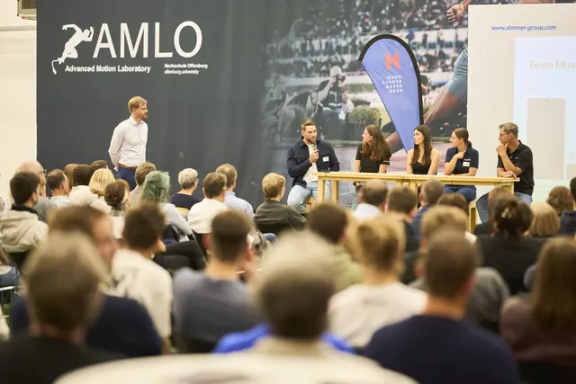 Speerwurfweltmeister Johannes Vetter (sitzend links) und Rad-Olympiasieger Michael Rich (sitzende rechts) berichteten bei der von Professor Steffen Willwacher (stehend links) moderierten Podiumsdiskussion wie wichtig biomechanische Erkenntnisse für ihre sportlichen Erfolge sind. | Foto: Hochschule Offenburg