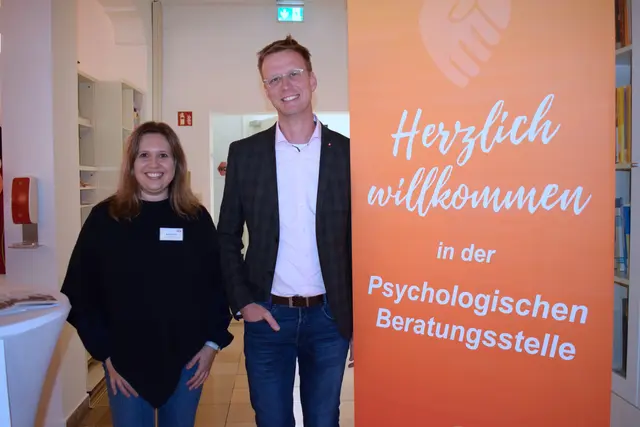 Sandra Siehl und Vorstand Kai Möschle vom Caritasverband Vordere Ortenau freuten sich über das Interesse der Besucher an der Psychologischen Beratungsstelle des Verbandes. | Foto: Caritasverband/Michaela Gabriel