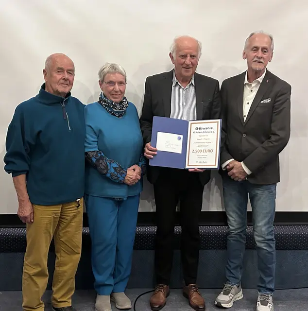 Spendenübergabe durch Präsident Georg Graf an Josef Erdrich zusammen mit Ursula und Eberhard Koch (v. r.) | Foto: Kiwanis-Club Achern-Ortenau