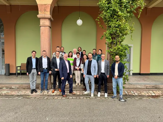 Über den gefassten Beschluss freuen sich Vertreter aus Schutterwald, Schwanau, Achern, Lahr, Seelbach, Friesenheim, Kehl, Appenweier, Oberkirch, Gengenbach und Willstätt sowie des Netzwerkmanagements.  | Foto: Claudia Männle/Stadt Achern