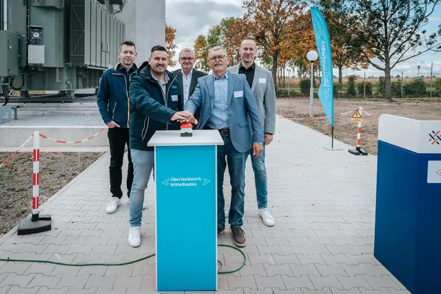 Dominik Ramm (li), Überlandwerk Mittelbaden, und Reinhold Schmidt, Bürgermeisterstellvertretung, nehmen die neue Umspannanlage offiziell per Buzzer in Betrieb.
 | Foto: Elektrizitätswerk Mittelbaden 