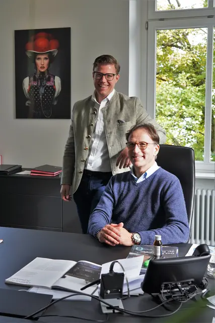 Einblicke in die tägliche Arbeit gewährte Oberbürgermeister Bühler seinem Amtskollegen Orville Cottenie bei einem Besuch im OB-Büro. | Foto: Denise Burkart/Stadt Oberkirch
