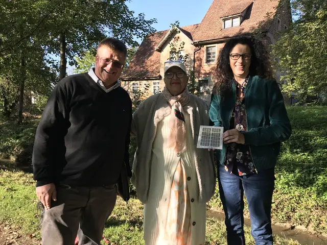 Besitzerin der Binsenmühle Danaye Bronner (M.), Museumsleiterin Valerie Schoenenberg und Uwe Stramka vom örtlichen Geschichtsverein bei der Übergabe vor der historischen Binsenmühle in Wolfenweiler. | Foto: Fischer