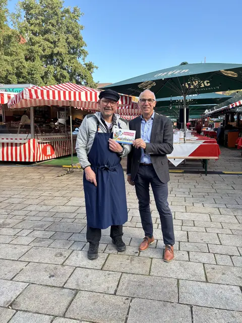 Klaus Moritz (l.), Vizepräsident des Landesverbands des Ambulanten Gewerbes und der Schausteller Hamburg e.V., und Walter Glunk, Geschäftsführer der Offenburger Bürgerstiftung bei der Spendenübergabe auf dem Marktplatz | Foto: Marie-Christine Gabriel