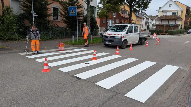 Die Aufnahme zeigt die Bauhofmitarbeiter Markus Blust (l.) und Dirk Baumann (r.) bei ihrer Arbeit. | Foto: Georg Knapps/Stadt Oberkirch