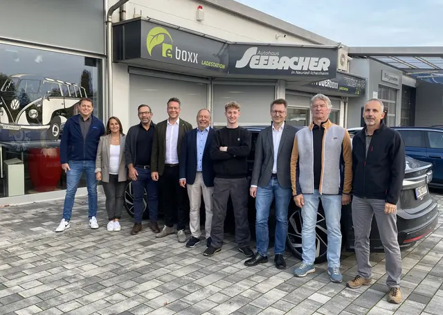 Felix Schwartz (Vierter von rechts) legte beim praktischen Leistungswettbewerb für Kfz-Mechatroniker der Handwerkskammer Freiburg das beste Ergebnis hin. | Foto: Schule