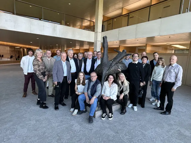 Das Foto zeigt die Besuchergruppe zusammen mit den Abgeordneten Willi Stächele und Ulli Hockenberger in der Lobby des Landtags. | Foto: Georg Graf