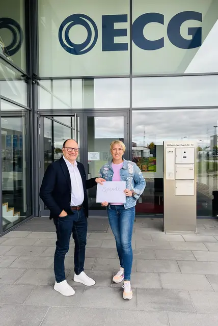 Christina Obergföll (r.), ehemalige Speerwurf-Weltmeisterin und engagierte Unterstützerin des Fördervereins für krebskranke Kinder Freiburg, nimmt die Spende in Höhe von 6.000 Euro von Dr. Jürgen Joseph (l.), Geschäftsführer der ECG Energie Consulting GmbH, entgegen. | Foto: Förderverein für krebskranke Kinder