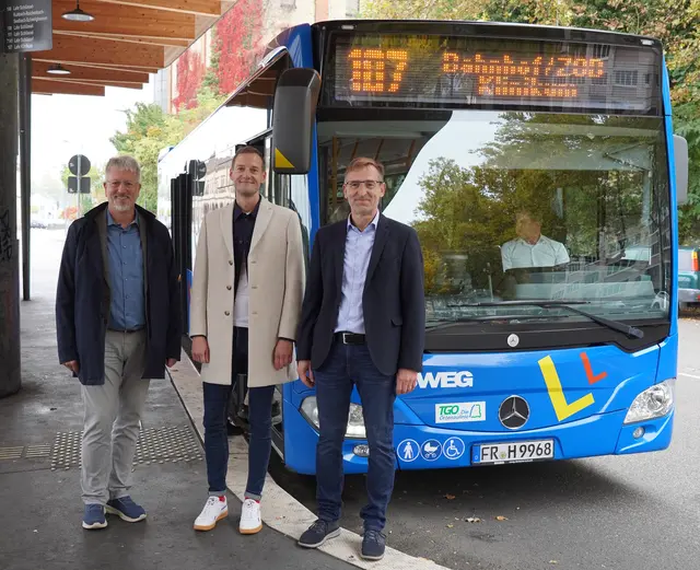 Bürgermeister Tilman Petters, Verkehrsplaner Martin Stehr und Wolfgang Bumann, Bus-Regionalleiter West bei der SWEG (von links) stellen das erweiterte Angebot der Buslinie 107 in Lahr vor. | Foto: Stadt Lahr