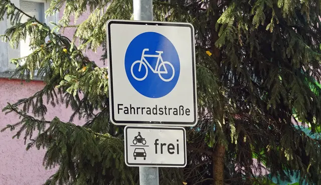 Durch fünf neue Fahrradstraßen - unter anderem in der Nibelungenstraße - ist eine sichere Durchquerung der Innenstadt auf dem Fahrrad möglich. | Foto: Gabriele Dasch/Stadt Kehl