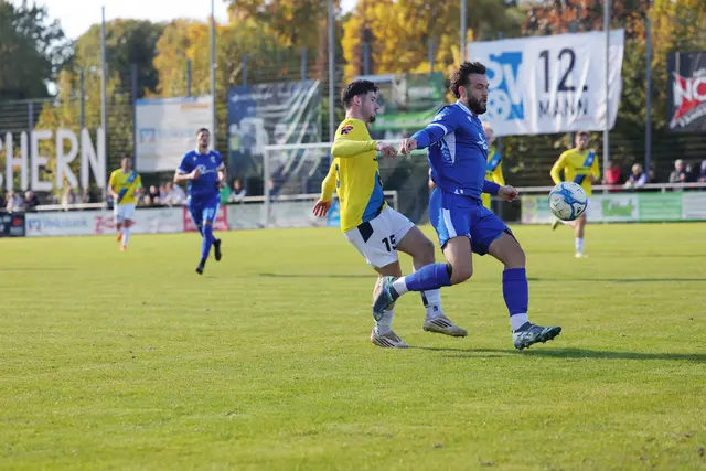 Der SV Oberachern (blaues Trikot) konnte im Heimspiel gegen den FSV 08 Bietigheim-Bissingen die drei sichergeglaubten Punkte nicht über das Ziel bringen. | Foto: Münnich