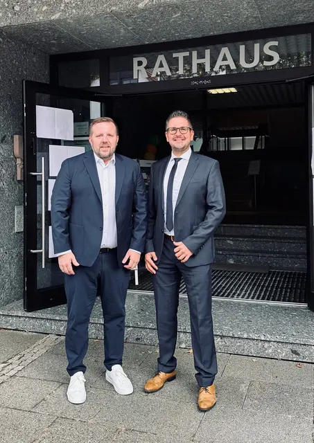 Badenova-Vorstand Dirk Sattur (l.) und Bürgermeister Stefan Hattenbach
 | Foto: Gemeinde Kappelrodeck/Jasmin Liebich