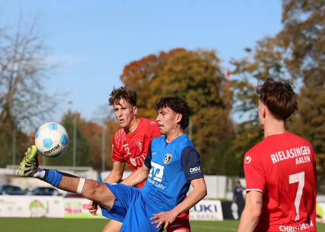 Dominik Kaufmann (blau) gab die Vorlage zum 1:0. | Foto: Fissler