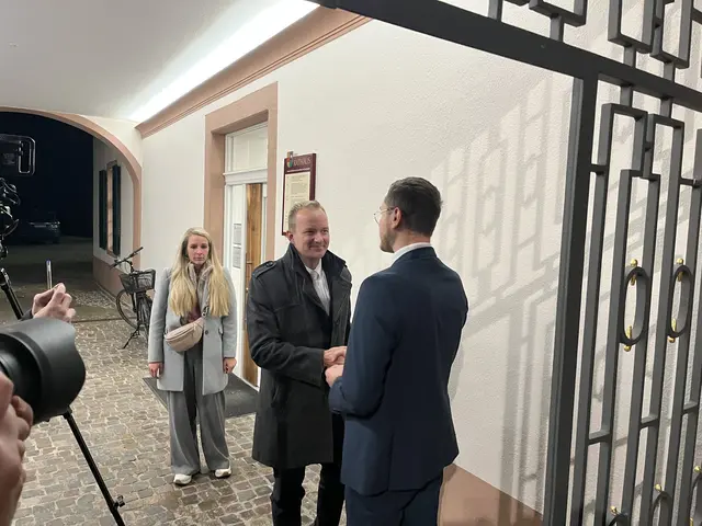 Valentin Wußler (r.) gratuliert Philipp Clever.  | Foto: mak