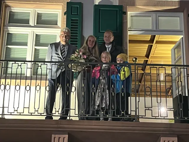 Ein glücklicher Wahlsieger mit seiner Familie auf dem Rathausbalkon | Foto: mak