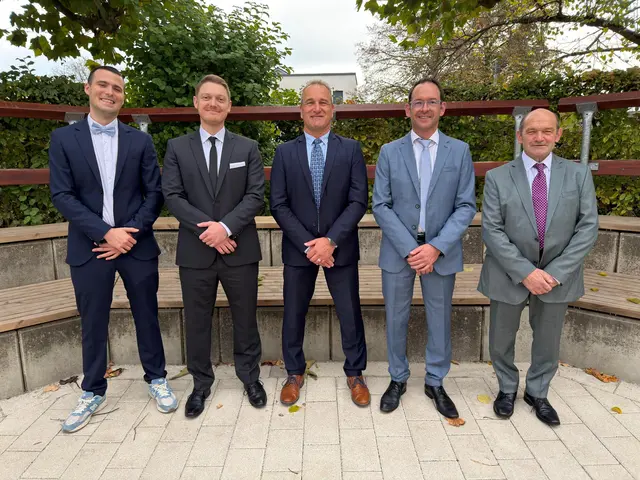 Beisitzer David Sigg (v. l.), Zunftschreiber Kevin Hauser, Zunftmeister Rainer Gruninger, Zunftrechner Marcel Koch, Beisitzer Armin Obert | Foto: Fischerzunft Rust
