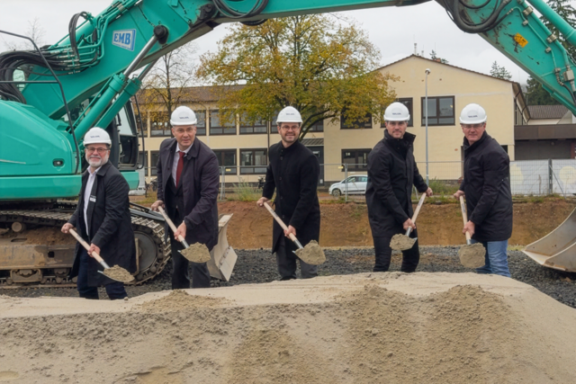Mit dem Spatenstich beginnt die Bebauung des Kronenquartiers: Andreas Grundmann, Leitung WILMA Niederlassung Stuttgart (v. l.), Micahel Nagel, Geschäftsführer WILMA Immobilien GmbH, Oberbürgermeister Marco Steffens, Bastian Wieland, Geschäftsführer archis Architekten + Ingenieure und Baubürgermeister Oliver Martini | Foto: WILMA Immobilien