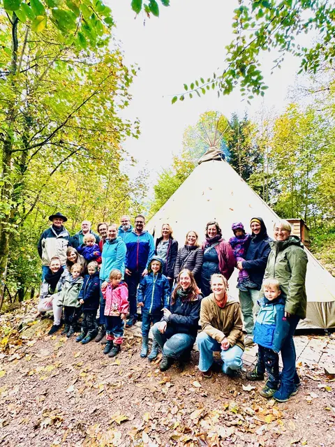Die Kinder, Eltern und Großeltern der Waldgruppe gemeinsam mit den Erzieherinnen Barbara Schmälzle und Annalena Benz, Kinderleitern Lena Bartuli, Bürgermeister Stefan Hattenbach und Sparkassengeschäftsstellenleiterin Julia Schwarz vor dem neuen Tipi im Waldkindergarten  | Foto: Gemeinde Kappelrodeck