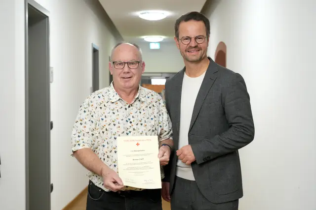 Rainer Tast (links) hat 175 Mal Blut gespendet. Oberbürgermeister Marco Steffens zeichnet ihn mit der Ehrennadel in Gold mit goldenem Eichenkranz aus. | Foto: Stadt Offenburg/Iris Rothe