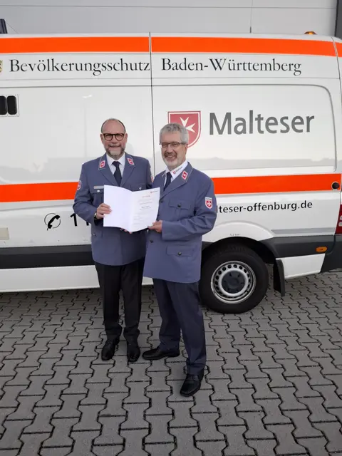 Diözesanleiter Wolfgang Brucker (links) übergibt die Berufungsurkunde zum Stadtbeauftragten an Joachim Haag. | Foto: Malter Hilfsdienst e. V. Offenburg