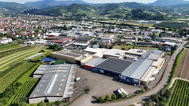 Der Obstgroßmarkt Mittelbaden aus der Luft, im Hintergrund die Stadt Oberkirch und die Vorbergzone | Foto: Konrad Höß/OGM