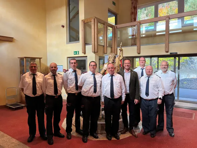 Uwe Winter (v. l.), Christoph Tscherter, Jan Hügel, Daniel Wendle, Bernd Schwärzel, Bürgermeister Tobias Uhrich, Michael Schäfer, Hansjürgen Vetter und Martin Jakubeit | Foto: Gemeinde Neuried