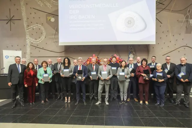 Bei der Verleihung der Verdienstmedaille der Israelitischen Religionsgemeinschaft Baden hat Rudolf Dörfler (Neunter von links) als ehrenamtlicher Stellvertreter des Oberbürgermeisters die Auszeichnung für die Stadt Lahr entgegengenommen. | Foto: Israelitische Religionsgemeinschaft Baden