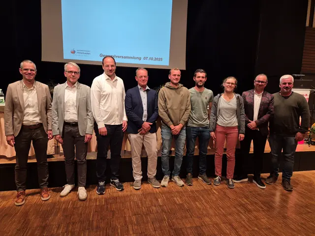 Die OGM Obstgroßmarkt Mittelbaden eG zog Bilanz und begrüßt mit Karoline Vogt neu eine Frau im Aufsichtsrat: Bürgermeister Christoph Lipps (v. l.), Martin Bähr, Vorstandsmitglied Simon Enderle aus Durmersheim, Markus Grimmig, Alexander Schmieder, Markus Huschle, Karoline Vogt, Dirk Kastner, Stefan Rettig. | Foto: Markus Litterst/OGM