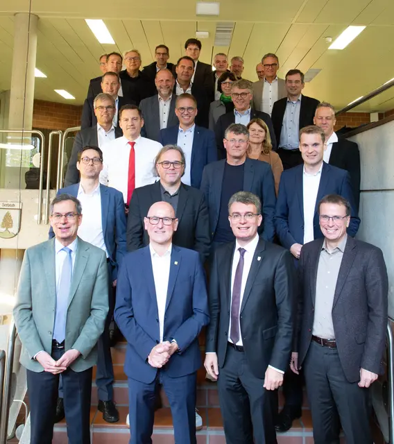 Auf Initiative von Landrat Thorsten Erny (2.v.r.) haben sich Vertreter der Deutschen Bahn, der Autobahn GmbH des Bundes, des Verkehrsministeriums Baden Württemberg sowie Abgeordnete aus Bundestag und Landtag, Landkreise und Städte ausgetauscht (links neben Erny: Ministerialdirektor Berthold Frieß, Landrat Hanno Hurth (Emmendingen), rechts: Staatssekretär Volker Schebesta). | Foto: Kai Hockenjos/Ortenaukreis