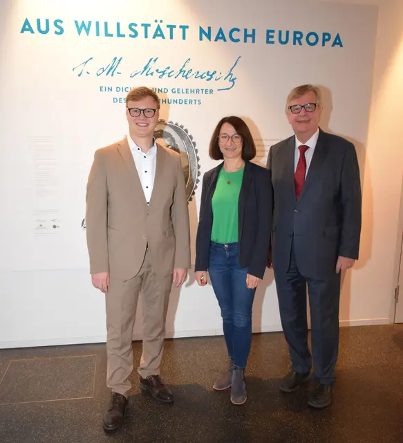 Bürgermeister Tobias Polley (v. l.) mit Dr. Katrin Merkel und Willi Stächele für der Moscherosch-Ausstellung im Willstätter Rathaus | Foto: Gemeinde Willstätt/Holger Hemler