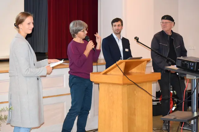 Mehrere Institutionen, die sich um Menschen mit seelischen Erkrankungen kümmern, wirkten in Oberkirch zusammen. Das Bild zeigt (von links) Judika Elge von der Klinik an der Lindenhöhe, Claudia Ebert vom Caritasverband, Johannes Agnetti von der Psychiatrischen Institutsambulanz (PIA) in Achern und Klaus Wörner von der Reha Offenburg Gesellschaft zur Förderung psychisch Kranker. | Foto: Caritasverband/Michaela Gabriel