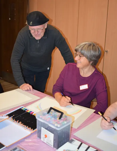 Klaus Wörner und Claudia Ebert im Kunst-Workshop: Er war einer der Angebote für Menschen mit und ohne psychische Erkrankung. | Foto: Caritasverband/Michaela Gabriel