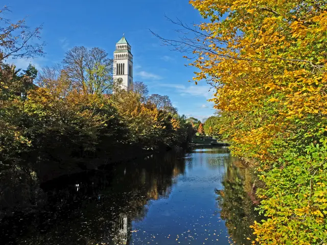 Blick zum Turm der Kirche St. Johannes Nepomuk in Kehl am Rhein. | Foto: Alfred Schramm
