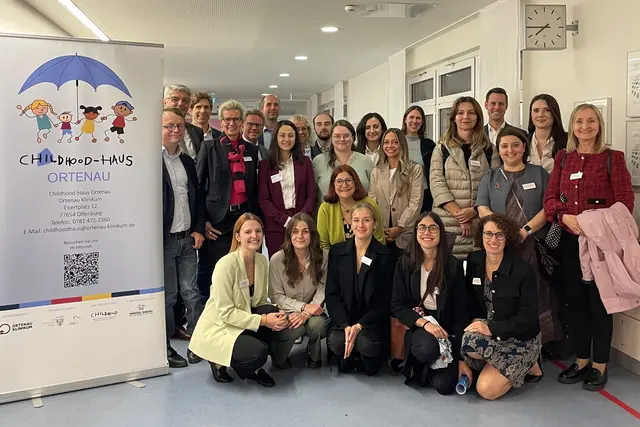 Gelungener Erfahrungsaustausch über Grenzen hinweg: Ortenau Klinikum-Vorstandsvorsitzende Claudia Bauer-Rabe (4. v. l. stehend) mit der Europarat-Delegation, Referenten und Fachkräften des Childhood-Haus Ortenau im Ortenau Klinikum in Offenburg. | Foto: Ortenau Klinikum/ Christian Eggersglüß