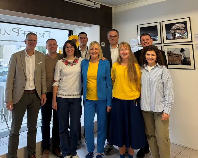 Bürgermeister Christoph Lipps (v. l.), Volodymyr Khmura, Margarita Koshyl, German Khodunay, Susanne Droste, Erik Füssgen, Svenja Gerbendorf, stellvertretender Bürgermeister Dr. Jörg Peter und Anna Kukharuk bei der Finissage der Ausstellung ,,Art Brave Ukraine"  | Foto: Stadt Oberkirch