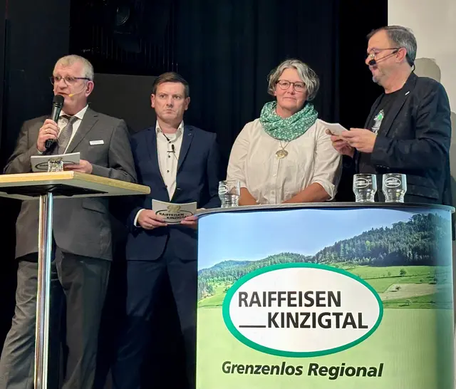 Adrian Steiner, Geschäftsführer Raiffeisen Kinzigtal (v. l.), Vorstand Holger Meyer-Boye, Weinguide Anja Kopp und Moderator Markus Knoll  | Foto: Raiffeisen Kinzigtal