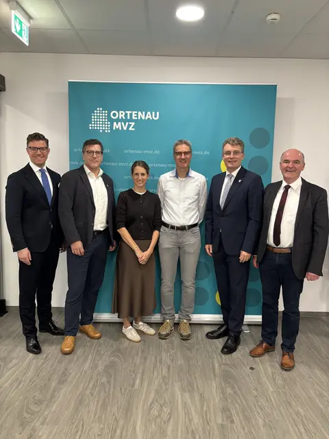Oberbürgermeister Gregor Bühler (v. l.), Geschäftsführer Ortenau MVZ Rainer Bühn, Dr. Helen Vogt, Dr. Jürgen Kornmeier, Landrat Thorsten Erny, Bürgermeister Lautenbach Thomas Krechtler  | Foto: Ortenau MVZ GmbH