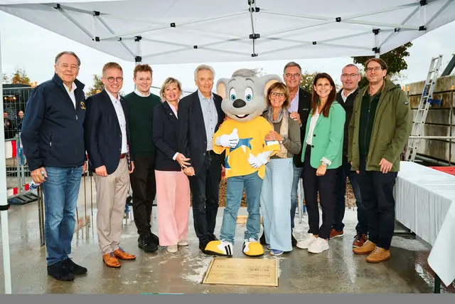 Charles Botta (Direktor Mack Solutions, v. l.), Kai-Achim Klare (Bürgermeister Rust), Frederik Mack, Mauritia Mack, Jürgen Mack, Marianne Mack, Roland Mack, Ann-Kathrin Mack, Markus Huber (Geschäftsführer Rendler Bau) und Andreas Pfeiffer (Leiter Architekturbüro AP+M) bei der Grundsteinlegung | Foto: Europa-Park