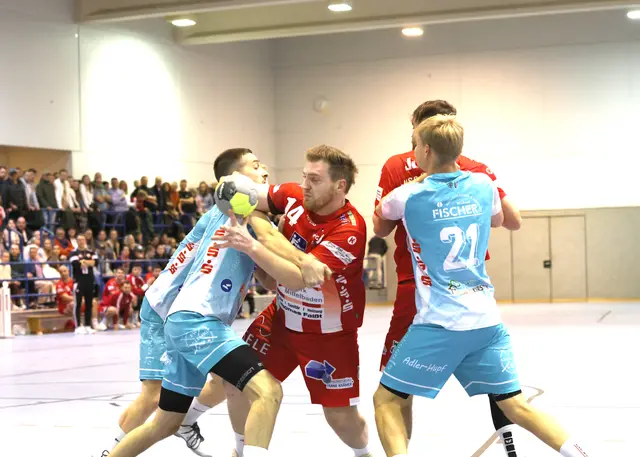 Maximilian Schill, HSG Ortenau Süd, wird von der HSG Nonnenweier/Ottenheim beherzt in die Zange genommen. | Foto: Fissler