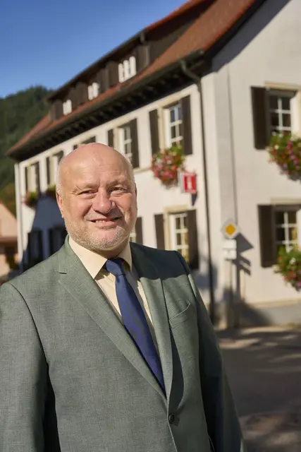 Reinhard Schmälzle war fast ein halbes Jahrhundert beruflich für die Gemeinde Seebach aktiv. Davon alleine 32 Jahre als Bürgermeister. Am 5. Dezember endet seine Amtszeit in seinem Heimatort. Dort will er sich in Zukunft aber weiter einbringen – ehrenamtlich.  | Foto: Michael Bode