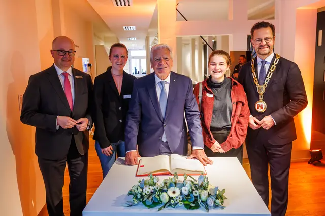 „Nehmen wir doch zwei junge Leute mit aufs Bild“, schlug Bundespräsident a.D. Joachim Gauck (M.) nach dem Eintrag ins Goldene Buch vor. Von links: Sparkassen-Chef Jürgen Riexinger, Volleyballerin Leni Peters, Alt-Präsident Joachim Gauck, Badminton-Spielerin Lilith Funken, Oberbürgermeister Marco Steffens. | Foto: Philipp von Ditfurth