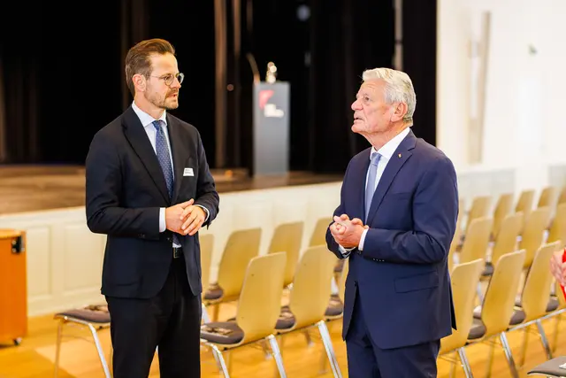 Oberbürgermeister Marco Steffens mit Bundespräsident a. D. Joachim Gauck im Salmen | Foto: Philipp von Ditfurth