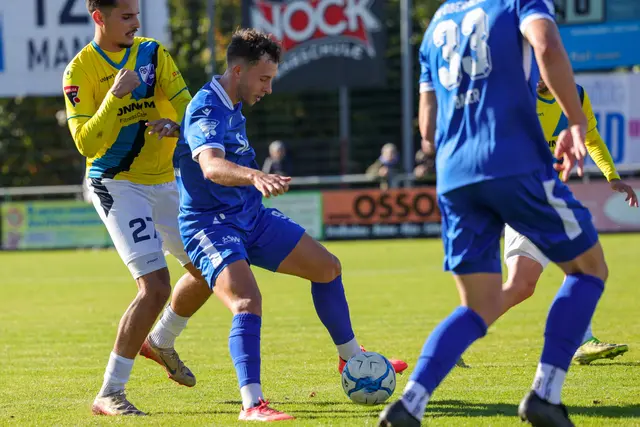 Der SV Oberachern (blaues Trikot) hat heute eine hohe Auswärtshürde zu bewältigen. | Foto: MM
