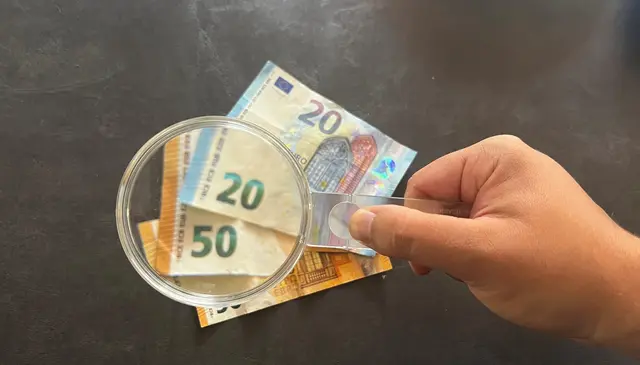 Mit dem Test "Fühlen – Sehen – Kippen" können Banknoten auf ihre Echtheit geprüft und Falschgeld erkannt werden. | Foto: Lea Wölfle