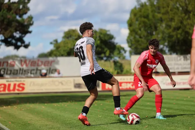 Der SV Linx (weißes Trikot) konnte sich in Singen nicht durchsetzen. | Foto: CB