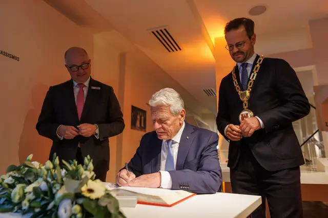 Eintrag ins Goldene Buch der Stadt: Jürgen Riexinger (v. l.), Joachim Gauck und Marco Steffens | Foto: Philipp von Ditfurth