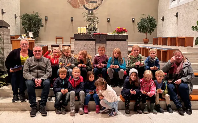 Ilka Heizmann, Pfarrer Gerner, die Kinder und Sonja Große | Foto: (c) Gerhard Große